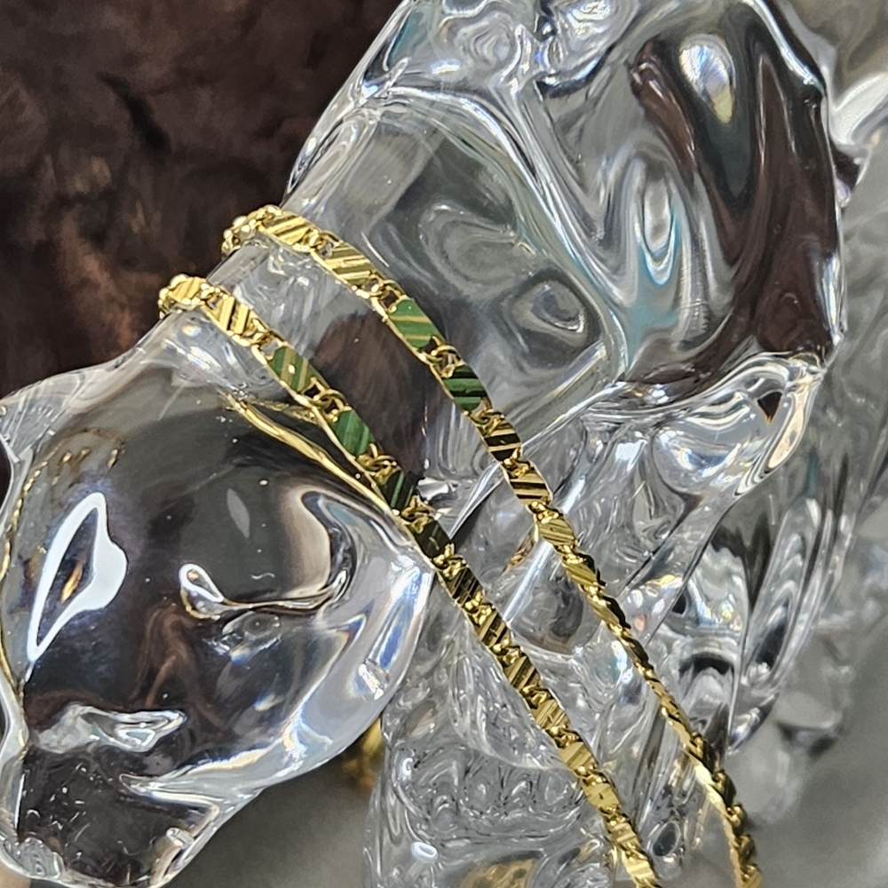 🪷14k Gold Embossed Tile Chain
